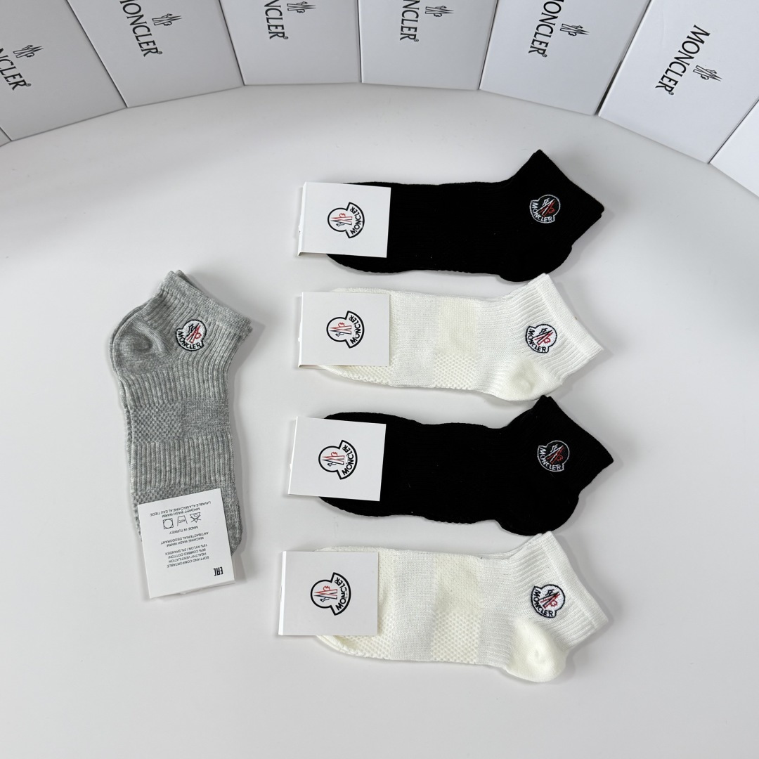 💛配包装MONCLER（蒙口）新款经典刺绣中短款堆堆袜袜子！一盒五双， 专柜同步筒袜袜子，💛大牌出街，潮