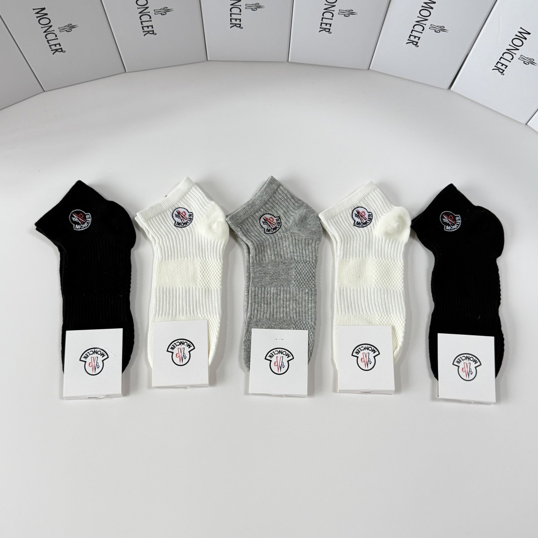 💛配包装MONCLER（蒙口）新款经典刺绣中短款堆堆袜袜子！一盒五双， 专柜同步筒袜袜子，💛大牌出街，潮