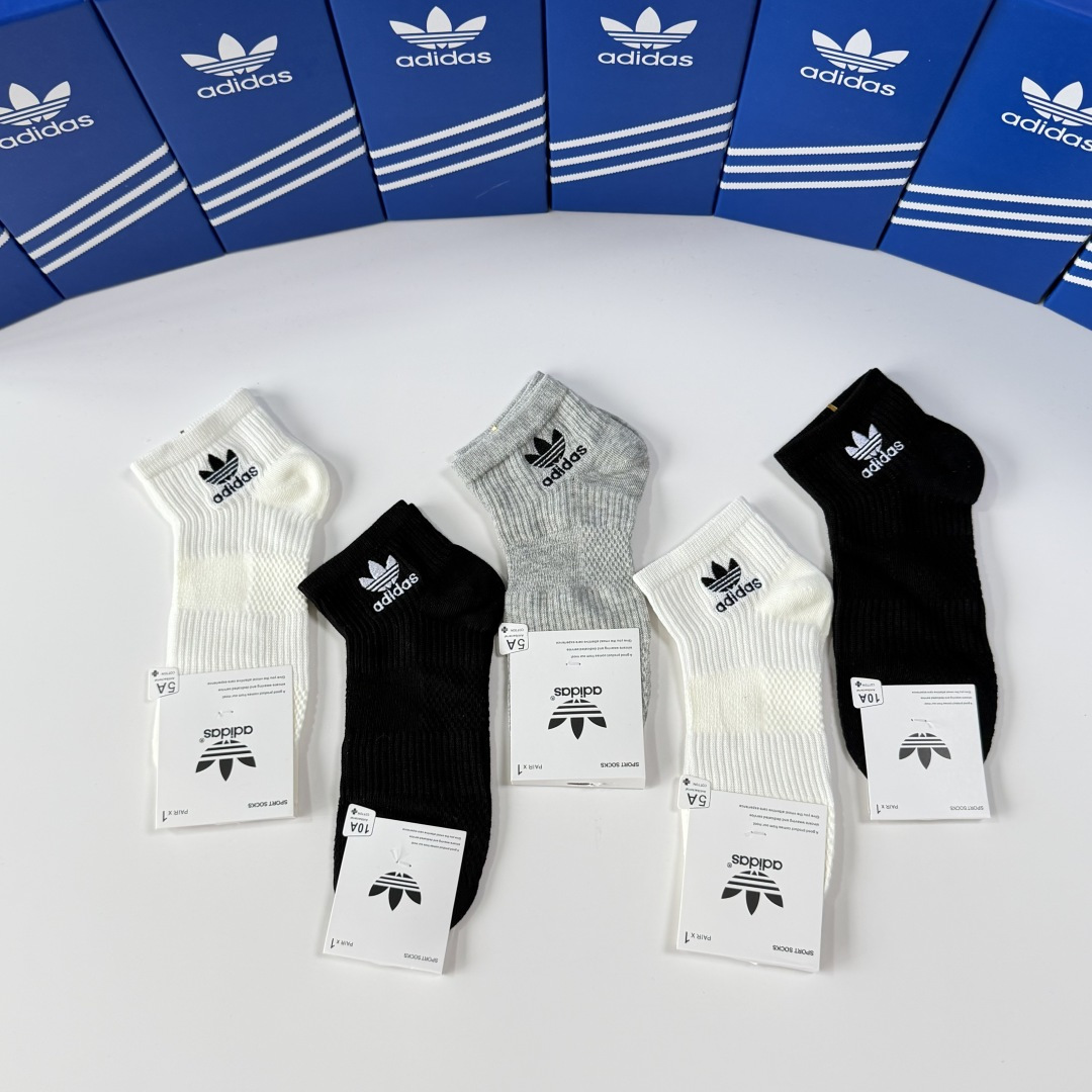💛配包装Adidas（阿迪）新款经典刺绣中短款堆堆袜袜子！一盒五双， 专柜同步筒袜袜子，💛大牌出街，潮人