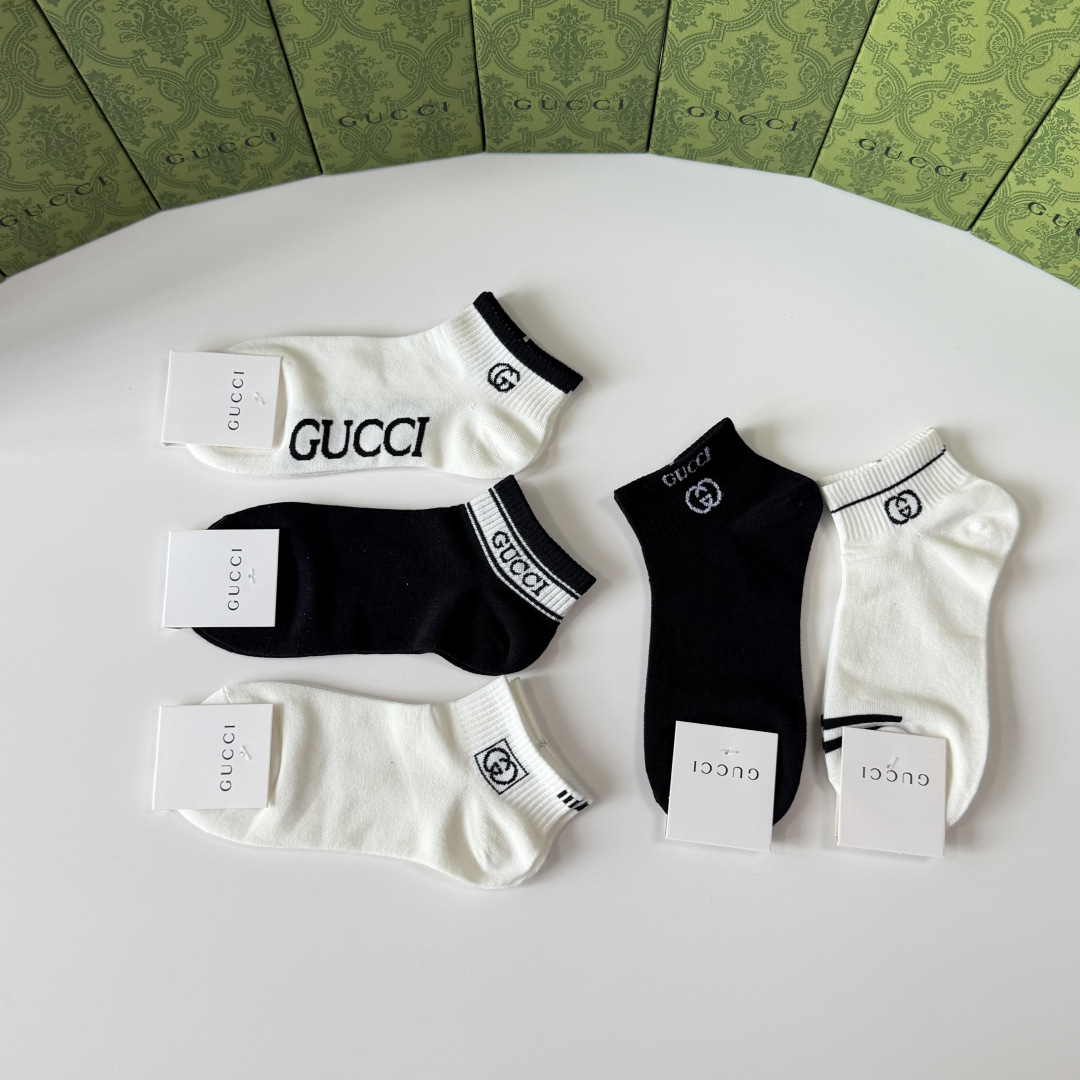 💛配包装Gucci（古驰）新款经典中短款堆堆袜袜子！一盒五双， 专柜同步筒袜袜子，💛大牌出街，潮人必备。