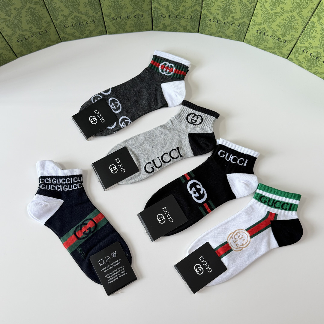 💛配包装Gucci（古驰）新款经典中短款堆堆袜袜子！一盒五双， 专柜同步筒袜袜子，💛大牌出街，潮人必备。