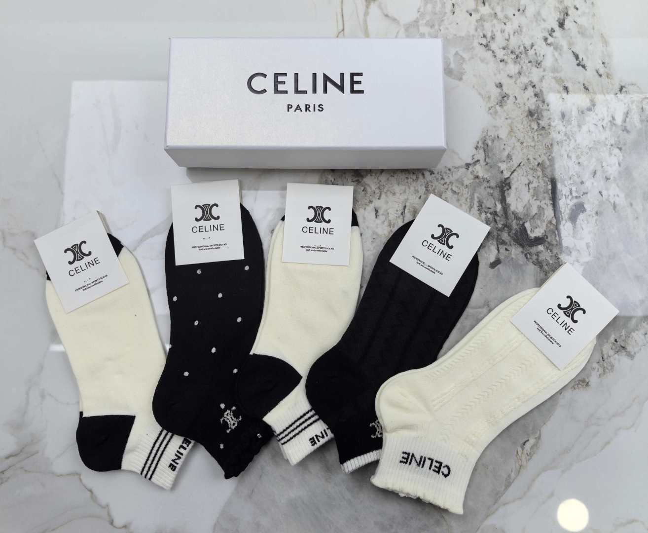 💛配包装CELINE（赛琳）新款中短款堆堆袜袜子！一盒五双， 专柜同步筒款袜子，💛大牌出街，潮人必备。超