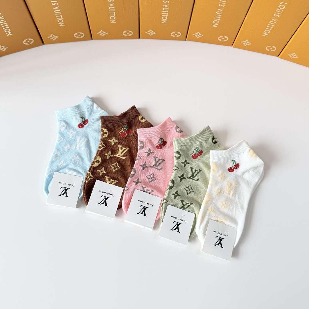💛配包装LV（路易威登）新款中短款堆堆袜袜子！一盒五双， 专柜同步筒款袜子，💛大牌出街，潮人必备。超好搭