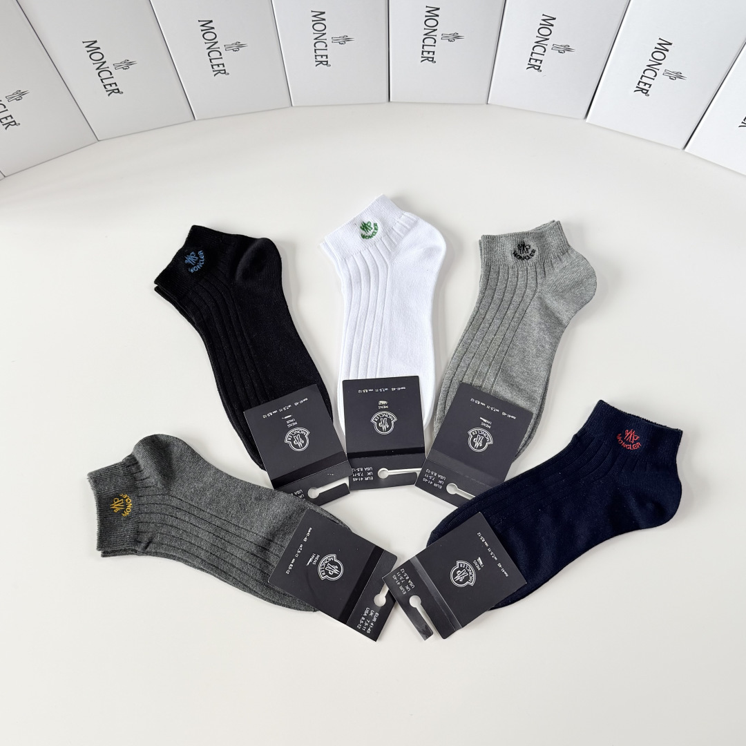 💛配包装MONCLER（蒙口）新款经典刺绣中短款堆堆袜袜子！一盒五双， 专柜同步筒袜袜子，💛大牌出街，潮