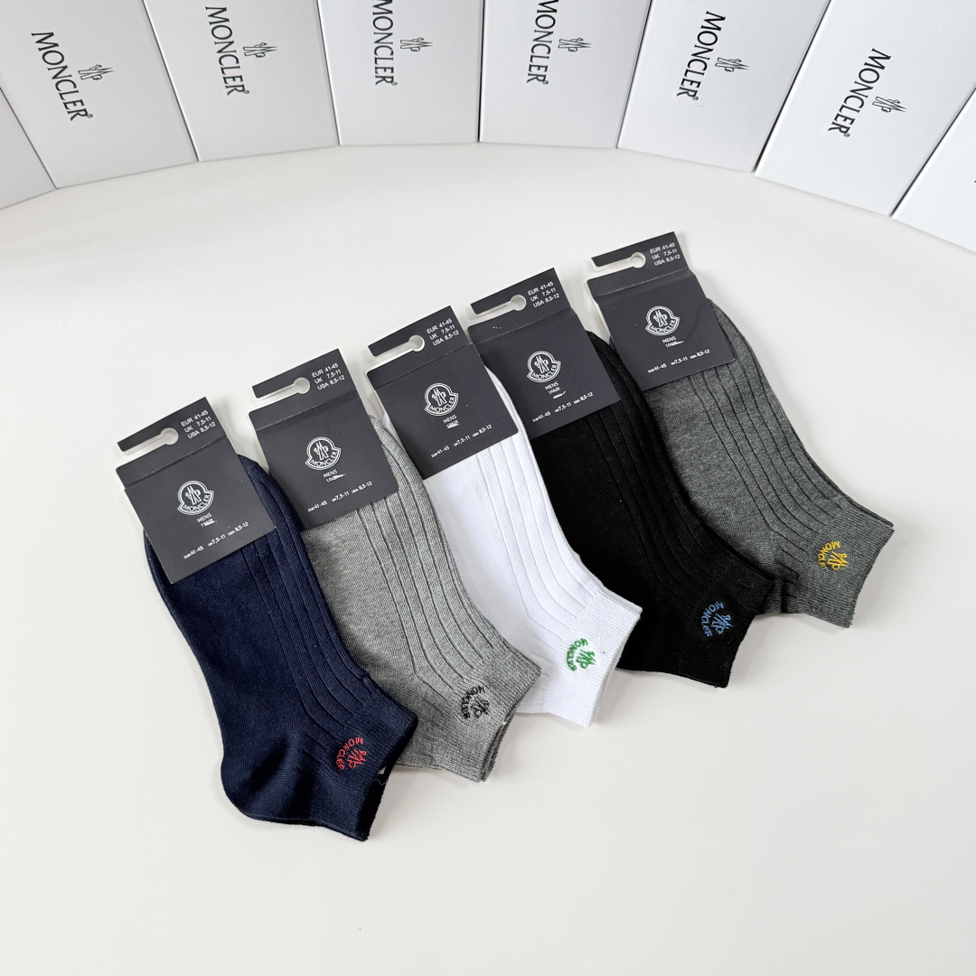 💛配包装MONCLER（蒙口）新款经典刺绣中短款堆堆袜袜子！一盒五双， 专柜同步筒袜袜子，💛大牌出街，潮