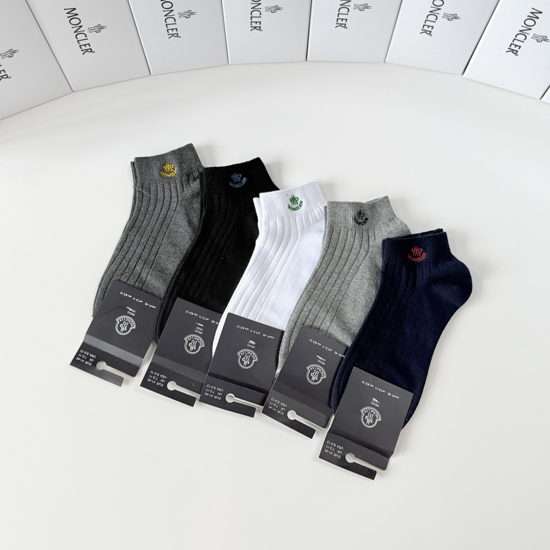 💛配包装MONCLER（蒙口）新款经典刺绣中短款堆堆袜袜子！一盒五双， 专柜同步筒袜袜子，💛大牌出街，潮