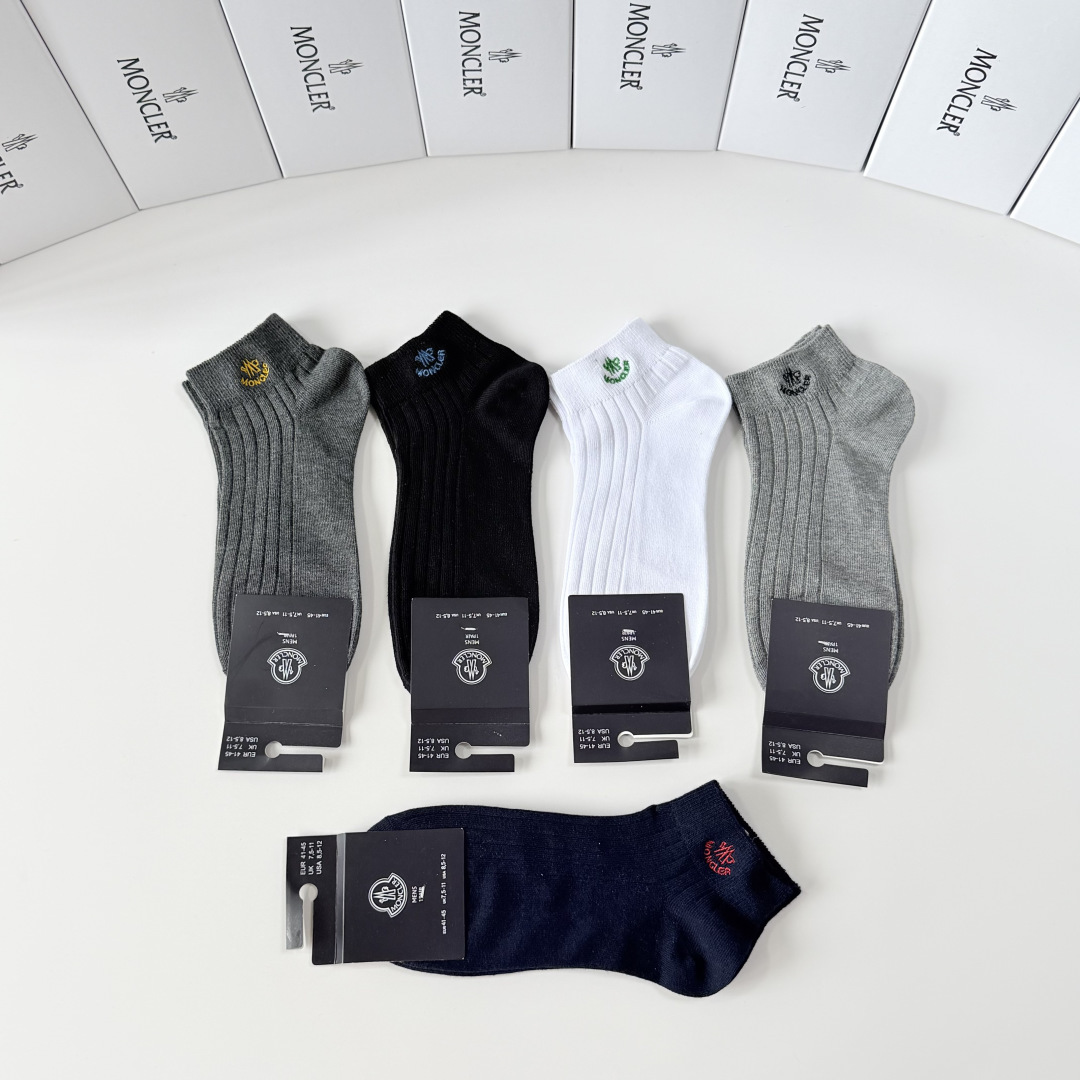 💛配包装MONCLER（蒙口）新款经典刺绣中短款堆堆袜袜子！一盒五双， 专柜同步筒袜袜子，💛大牌出街，潮