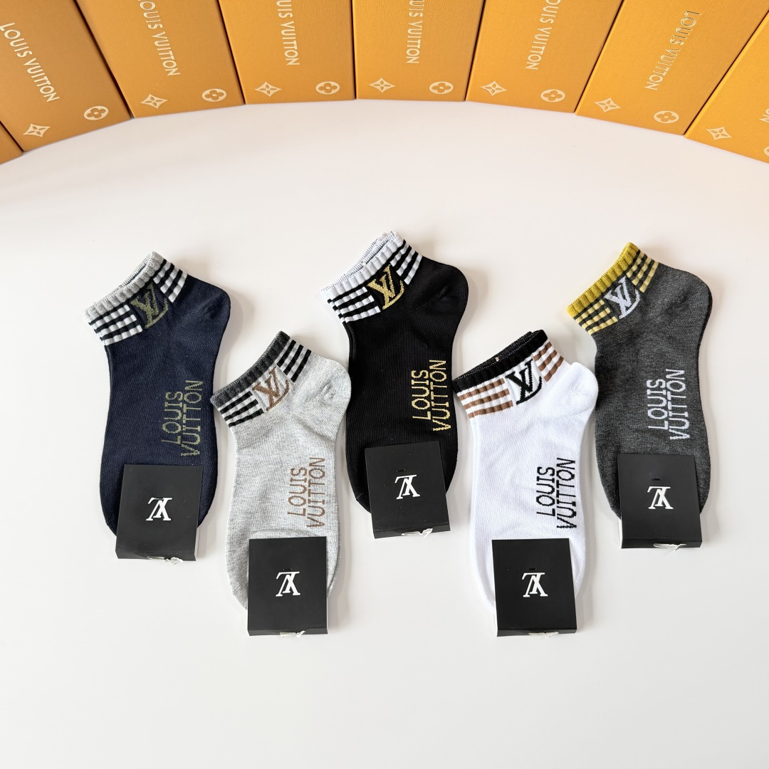 💛配专柜包装LV（路易威登）新款中短款堆堆袜袜子！一盒五双，专柜同步筒袜袜子，💛大牌出街，潮人必备。超好