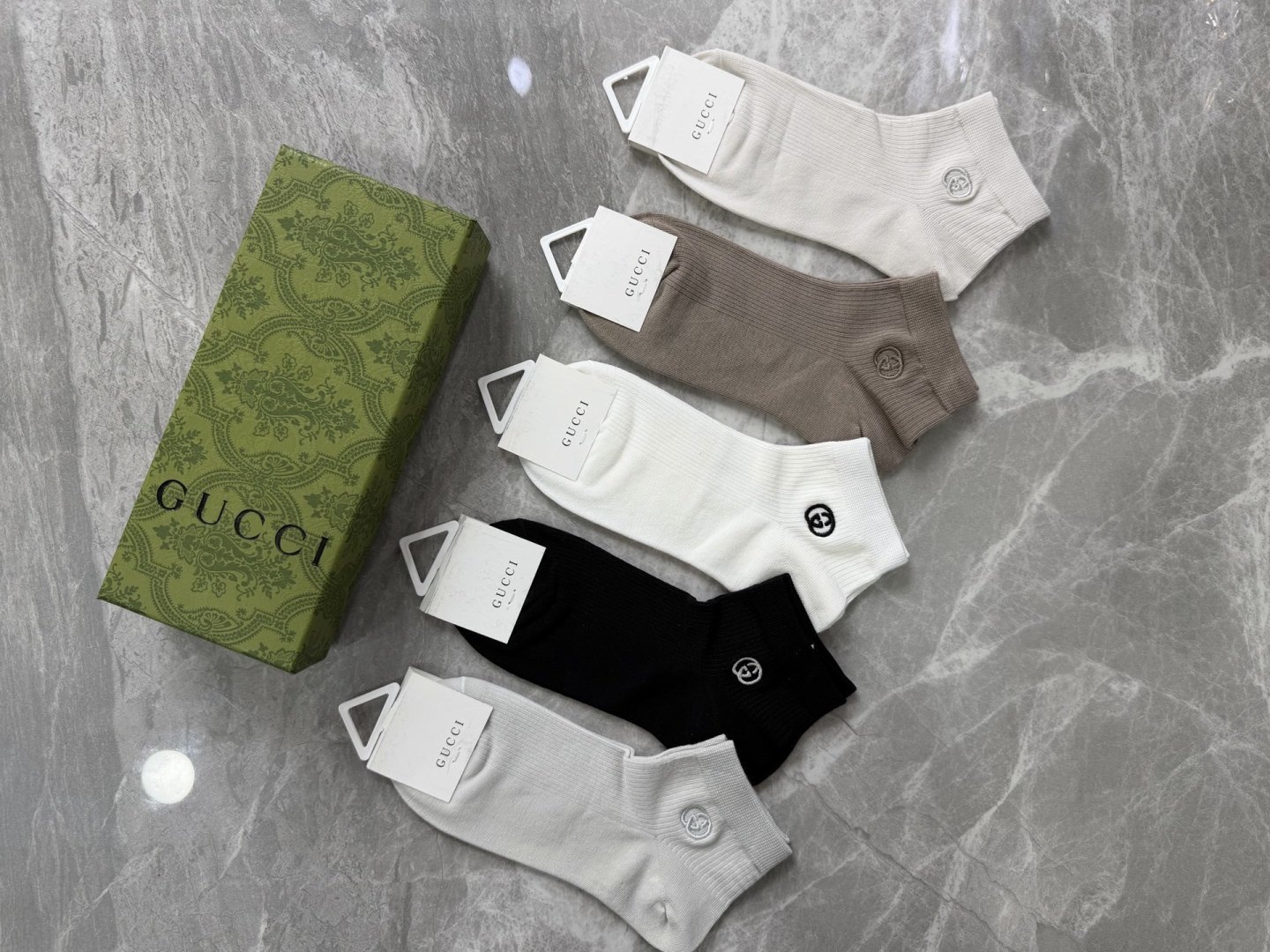 💛配包装GUCCI（古驰）新款刺绣中短款堆堆袜袜子！一盒五双， 专柜同步筒款袜子，💛大牌出街，潮人必备。