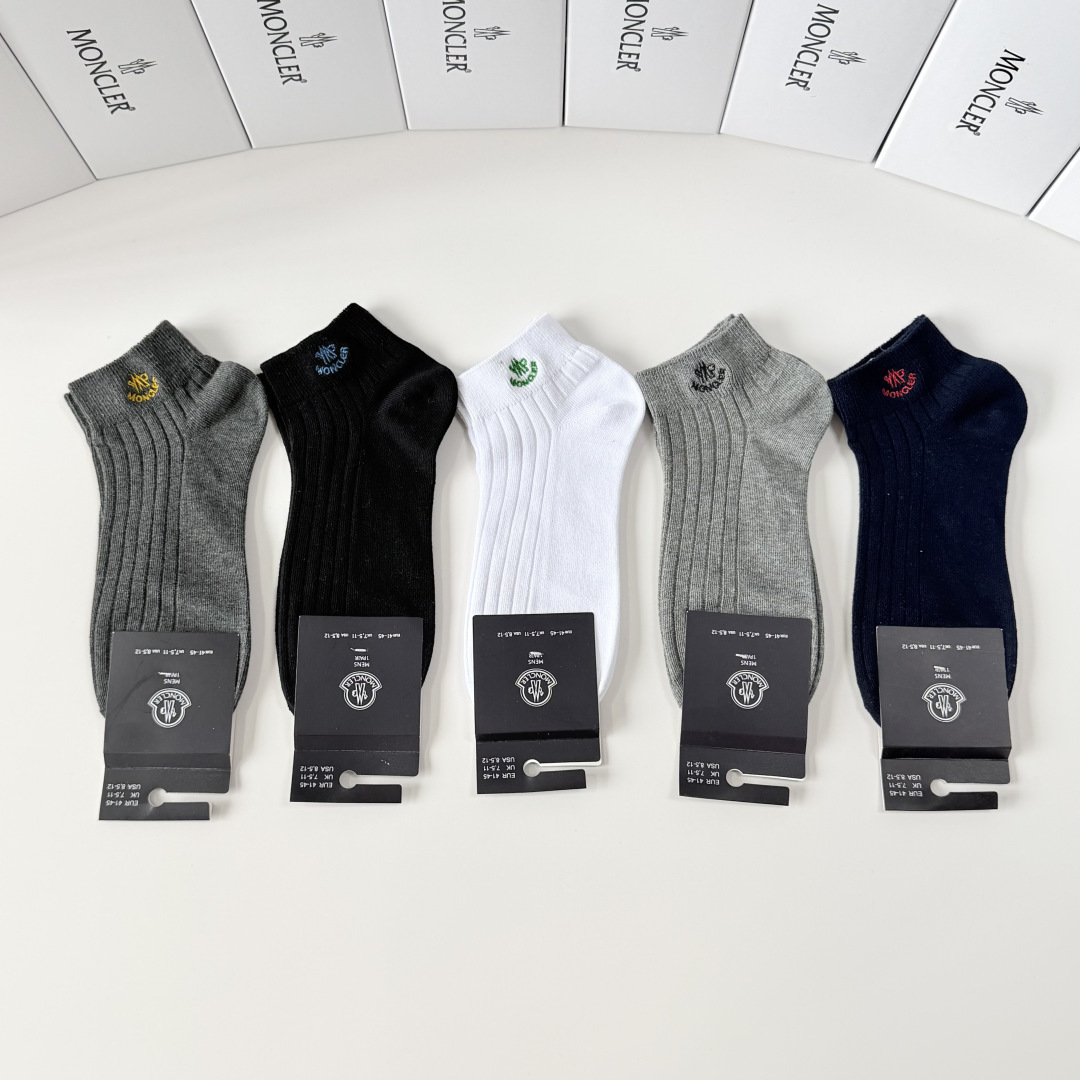 NO:813411,Specially packaged MONCLER's new classic embroidered short and medium style pile socks!  Five pairs in a box, counter-synchronized tube socks, big brands out on the street, a must-have for fashionistas, super easy to match. Socks, stockings, socks, Moncler, socks19860909特 配包装 MONCLER（蒙口）新款经典刺绣中短款堆堆袜袜子！一盒五双, 专柜同步筒袜袜子,大牌出街,潮人必备超好搭.袜子,丝袜,袜子,Moncler,socks,accessory