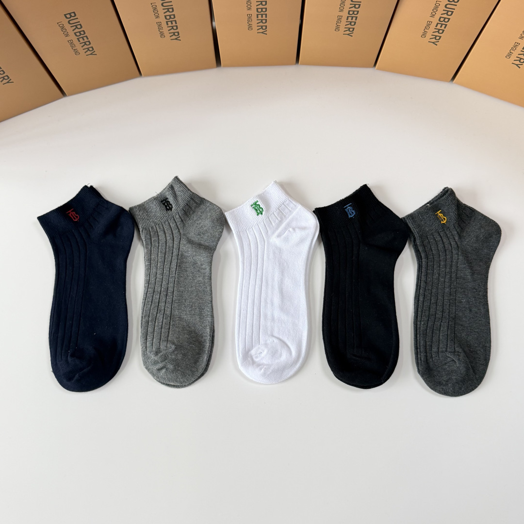 NO:813421,Special packaging Burberry's new classic embroidered short and medium-sized pile socks!  Five pairs in a box, counter-synchronized tube socks, big brands out on the street, a must-have for fashionistas, super easy to match. Socks, stockings, socks, burberry, burberry, socks19860909特 配包装 Burberry（巴宝莉）新款经典刺绣中短款堆堆袜袜子！一盒五双, 专柜同步筒袜袜子,大牌出街,潮人必备超好搭.袜子,丝袜,袜子,burberry,burberry,socks,accessory