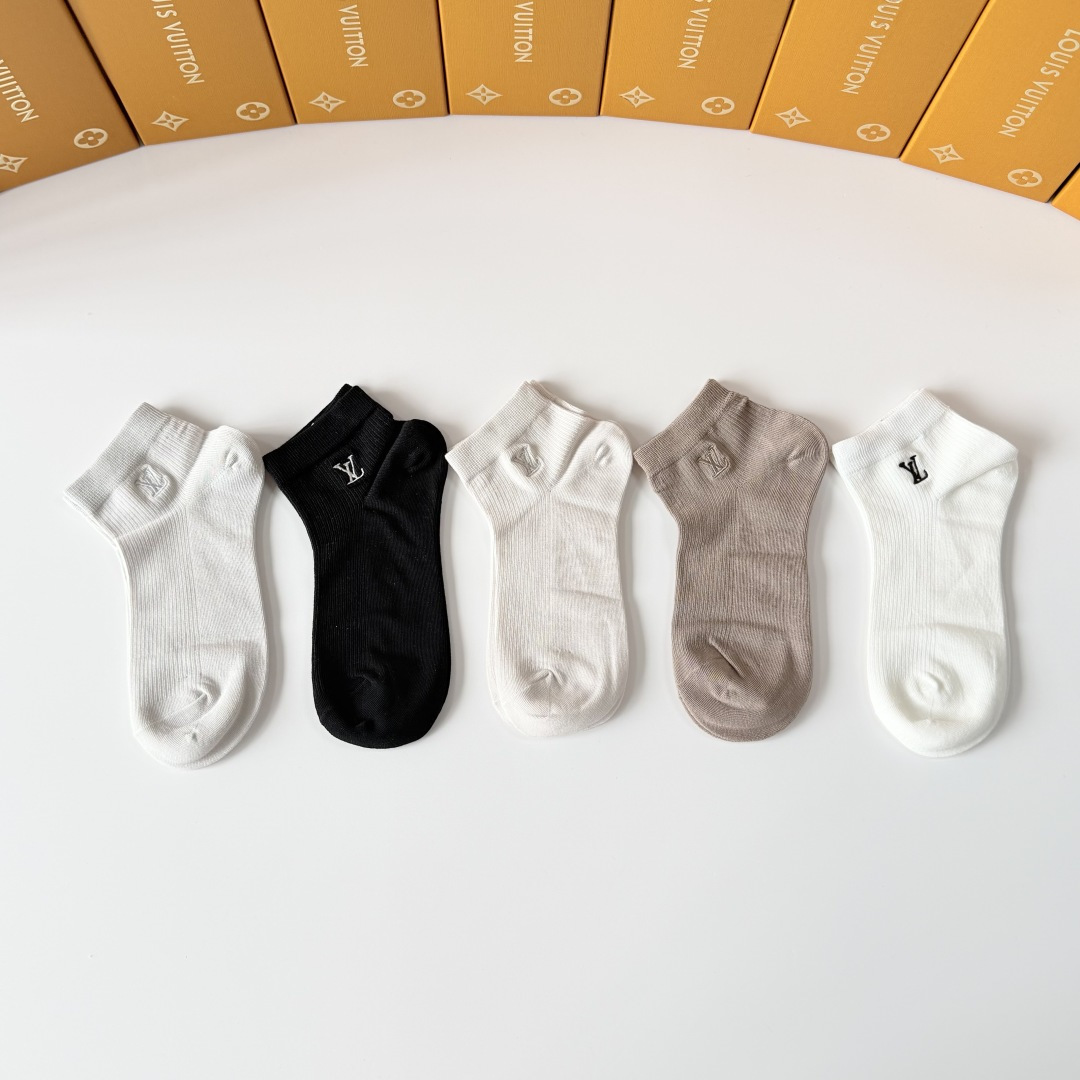 NO:813436,Specially equipped with counter packaging LV (Louis Vuitton) new embroidered short and medium style pile socks!  Five pairs in a box, synchronized tube socks at the counter, big brands going out on the street, must-have socks for fashionistas, stockings, socks, louis vuitton, louis vuitton, socks19860909特 配专柜包装 LV（路易威登）新款刺绣中短款堆堆袜袜子！一盒五双,专柜同步筒袜袜子,大牌出街,潮人必备超好搭袜子,丝袜,袜子,louis vuitton,louis vuitton,socks,accessory