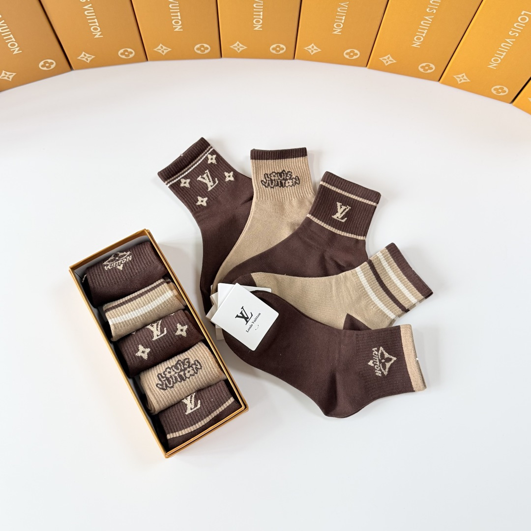 💛配专柜包装LV（路易威登）新款中长筒款堆堆袜袜子！一盒五双，专柜同步筒袜袜子，💛大牌出街，潮人必备。超