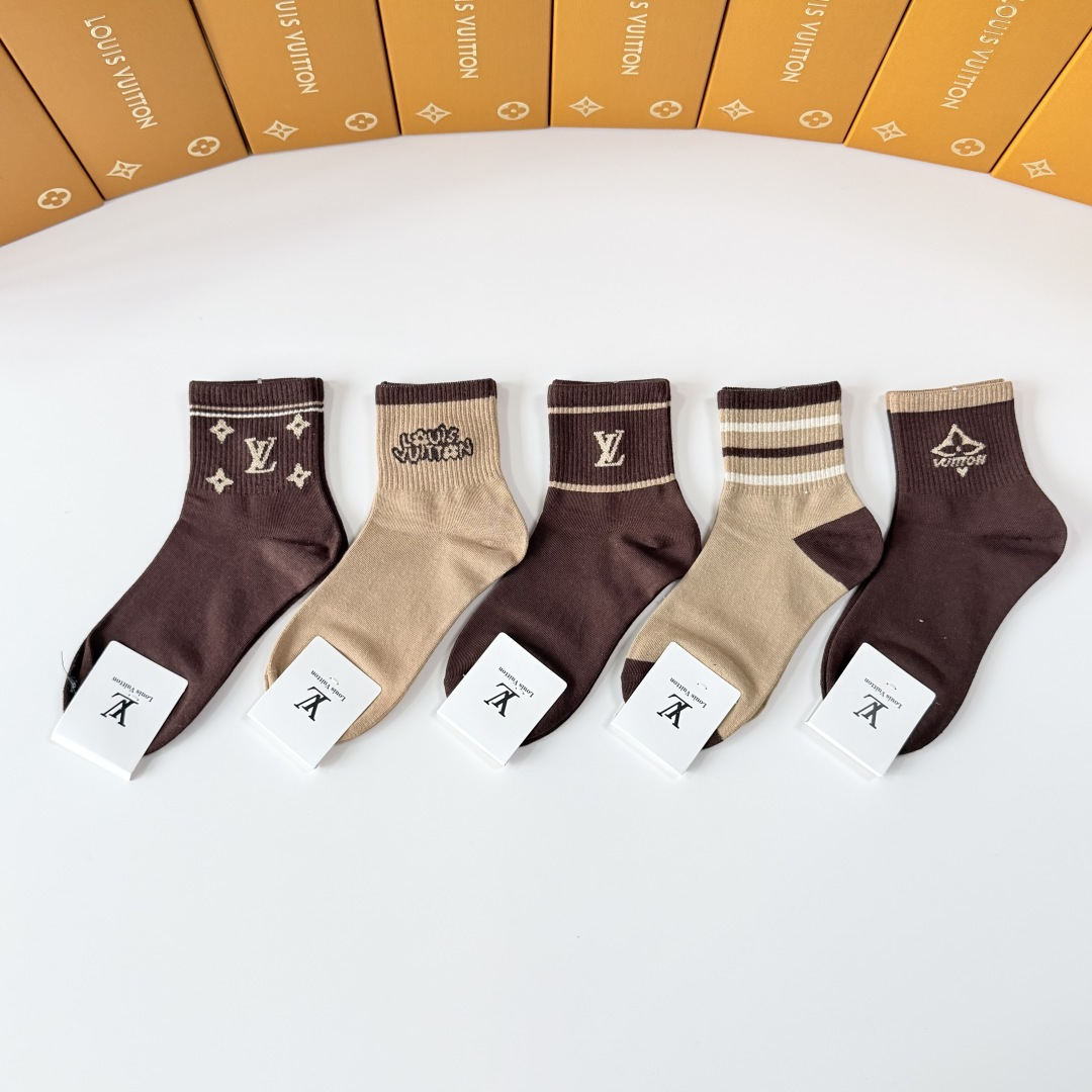 NO:813407,Specially equipped with counter packaging LV (Louis Vuitton) new mid-length tube socks!  Five pairs in a box, synchronized tube socks at the counter, big brands going out on the street, must-have socks for fashionistas, stockings, socks, louis vuitton, louis vuitton, socks19860909特 配专柜包装 LV（路易威登）新款中长筒款堆堆袜袜子！一盒五双,专柜同步筒袜袜子,大牌出街,潮人必备超好搭袜子,丝袜,袜子,louis vuitton,louis vuitton,socks,accessory