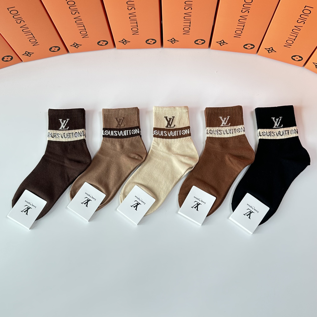 NO:813462,Specially equipped with counter packaging LV (Louis Vuitton) new mid-length pile socks!  Five pairs in a box, counter-synchronized tube socks, big brands out on the street, a must-have for fashionistas, super easy to match. Socks, stockings, socks, louis vuitton, louis vuitton, socks19860909特 配专柜包装 LV（路易威登）新款中长款堆堆袜袜子！一盒五双,专柜同步筒袜袜子,大牌出街,潮人必备超好搭.袜子,丝袜,袜子,louis vuitton,louis vuitton,socks,accessory