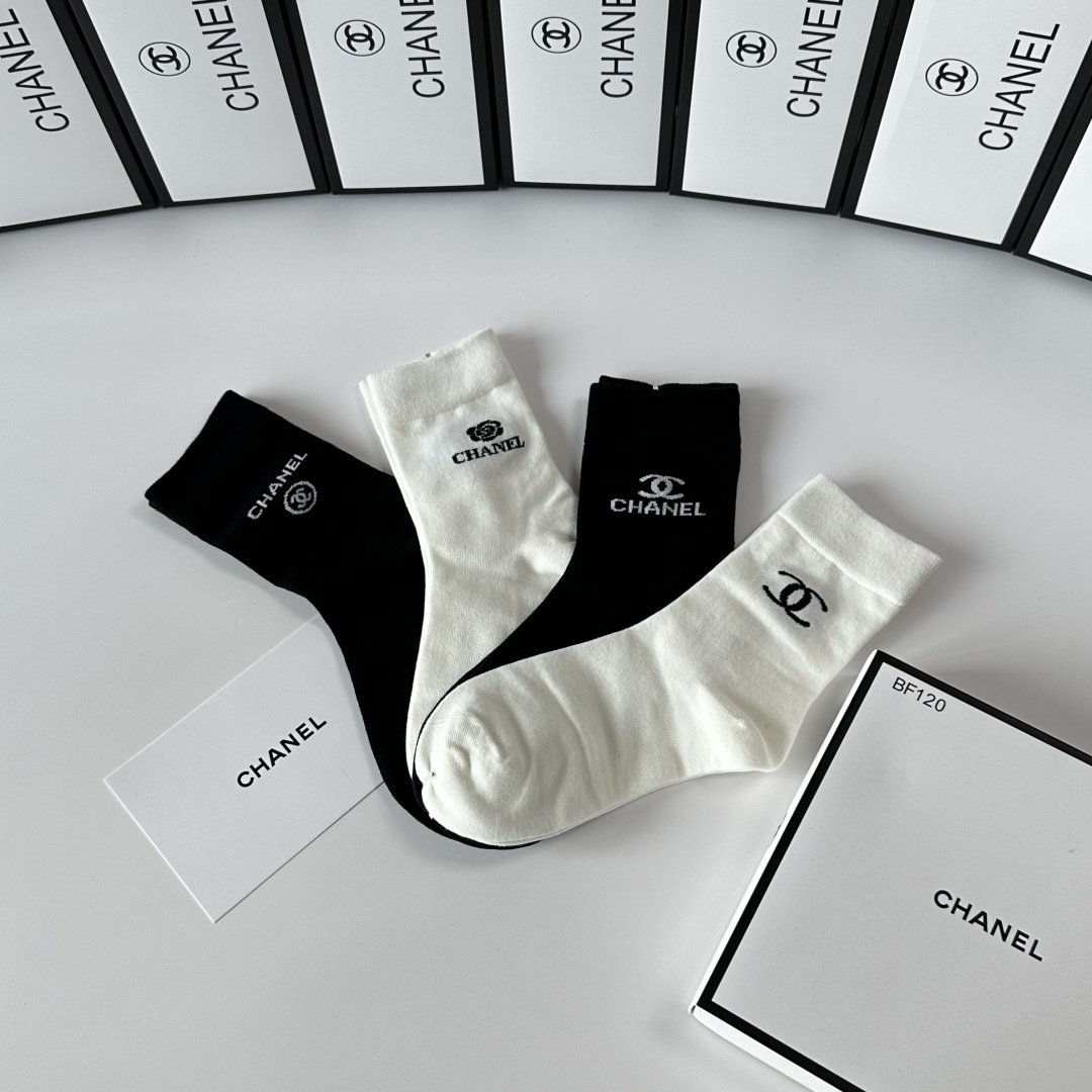 💛配专柜包装Chanel（香奈儿）新款礼盒装中长款堆堆袜袜子！一盒四双，专柜同步筒袜袜子，💛大牌出街，潮