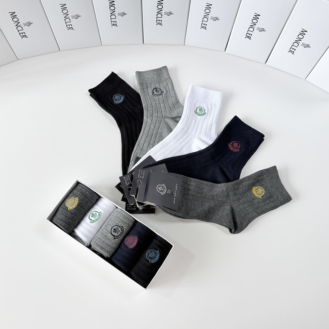 💛配包装MONCLER（蒙口）新款经典刺绣中长款堆堆袜袜子！一盒五双， 专柜同步筒袜袜子，💛大牌出街，潮