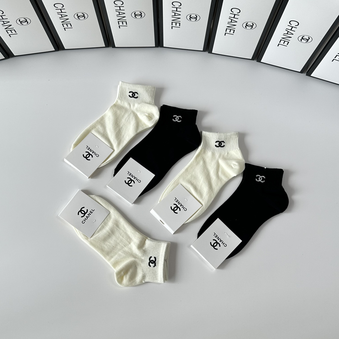 💛配专柜包装Chanel（香奈儿）新款中短款堆堆袜袜子！一盒五双，专柜同步筒袜袜子，💛大牌出街，潮人必备