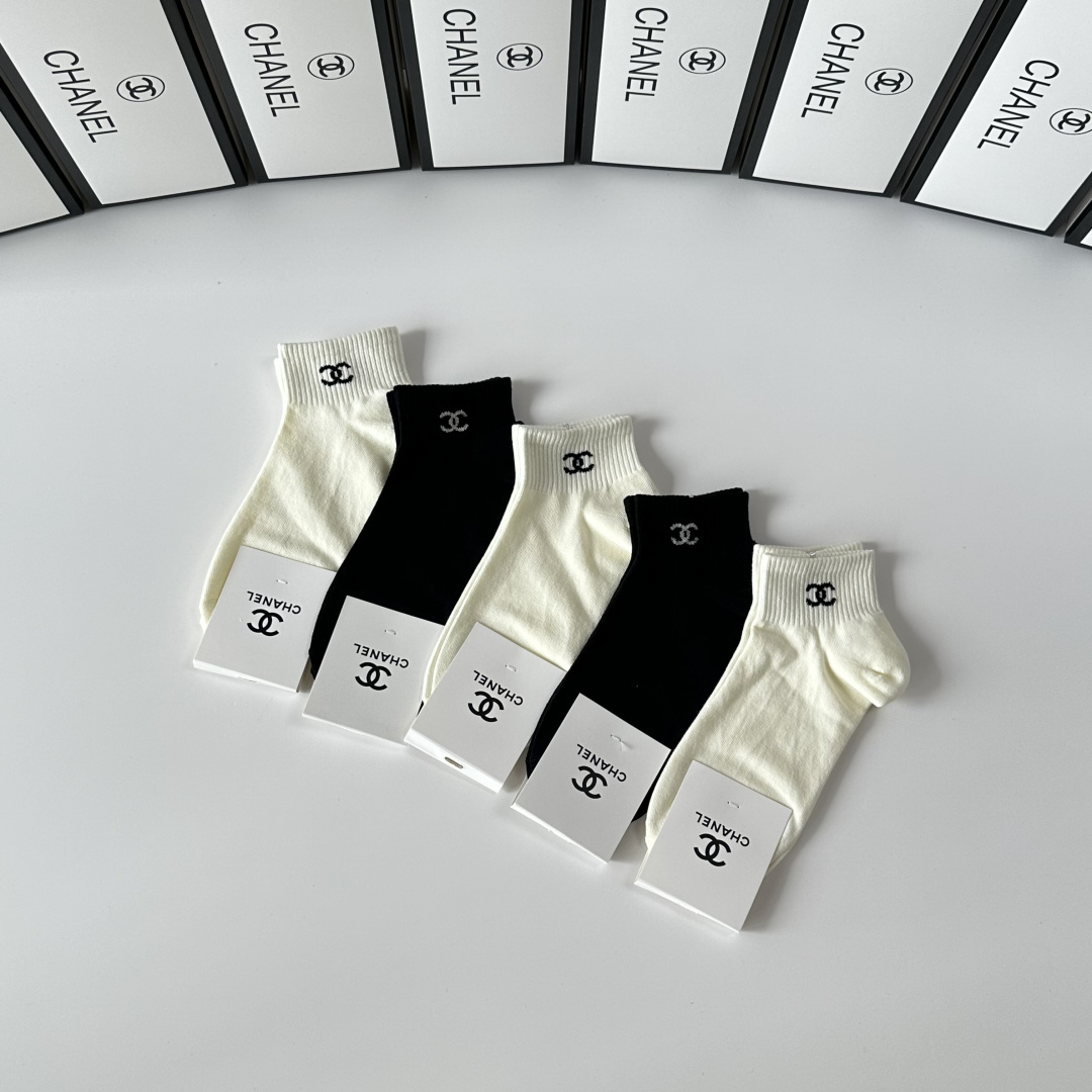 💛配专柜包装Chanel（香奈儿）新款中短款堆堆袜袜子！一盒五双，专柜同步筒袜袜子，💛大牌出街，潮人必备