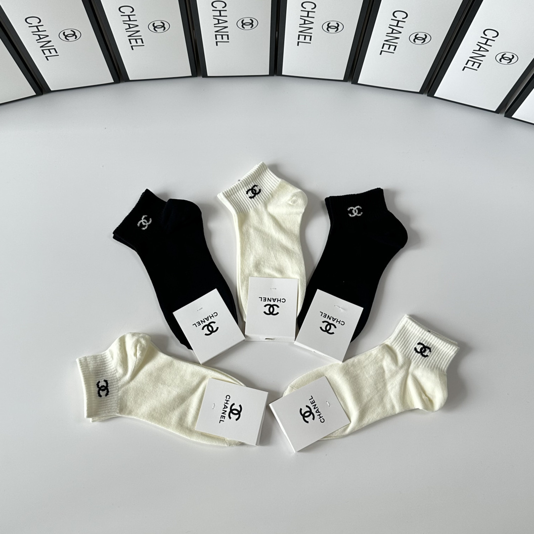 💛配专柜包装Chanel（香奈儿）新款中短款堆堆袜袜子！一盒五双，专柜同步筒袜袜子，💛大牌出街，潮人必备