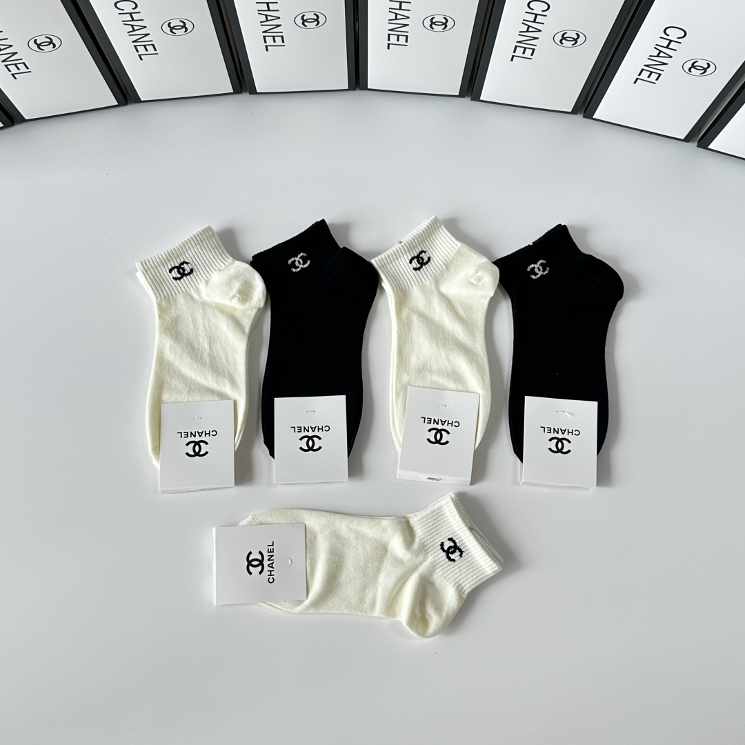 💛配专柜包装Chanel（香奈儿）新款中短款堆堆袜袜子！一盒五双，专柜同步筒袜袜子，💛大牌出街，潮人必备