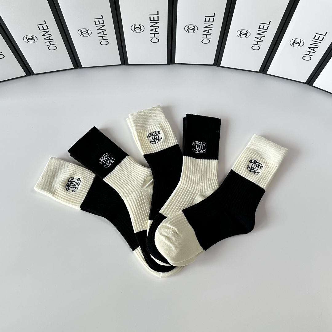 💛配专柜包装Chanel（香奈儿）新款刺绣中长款堆堆袜袜子！一盒五双，专柜同步筒袜袜子，💛大牌出街，潮人