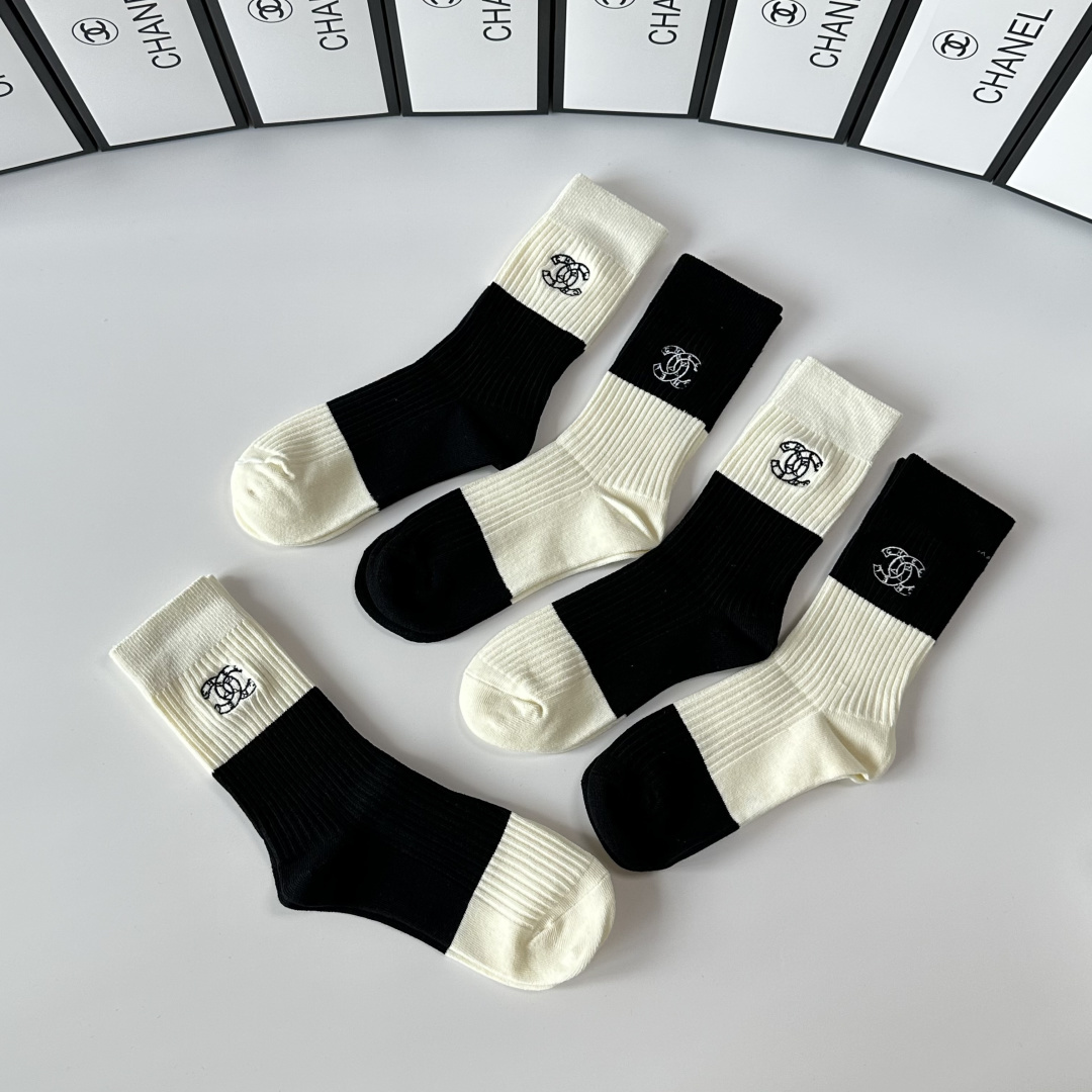 💛配专柜包装Chanel（香奈儿）新款刺绣中长款堆堆袜袜子！一盒五双，专柜同步筒袜袜子，💛大牌出街，潮人
