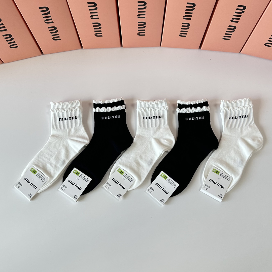 NO:813487,Special packaging MiuMiu's new mid-length pile socks!  Five pairs in a box, synchronized tube socks at the counter, big brands out on the street, must-have socks for fashionistas, stockings, socks, miumiu, socks19860909特 配包装 MiuMiu（缪缪）新款中长款堆堆袜袜子！一盒五双, 专柜同步筒款袜子,大牌出街,潮人必备超好搭袜子,丝袜,袜子,miumiu,socks,accessory