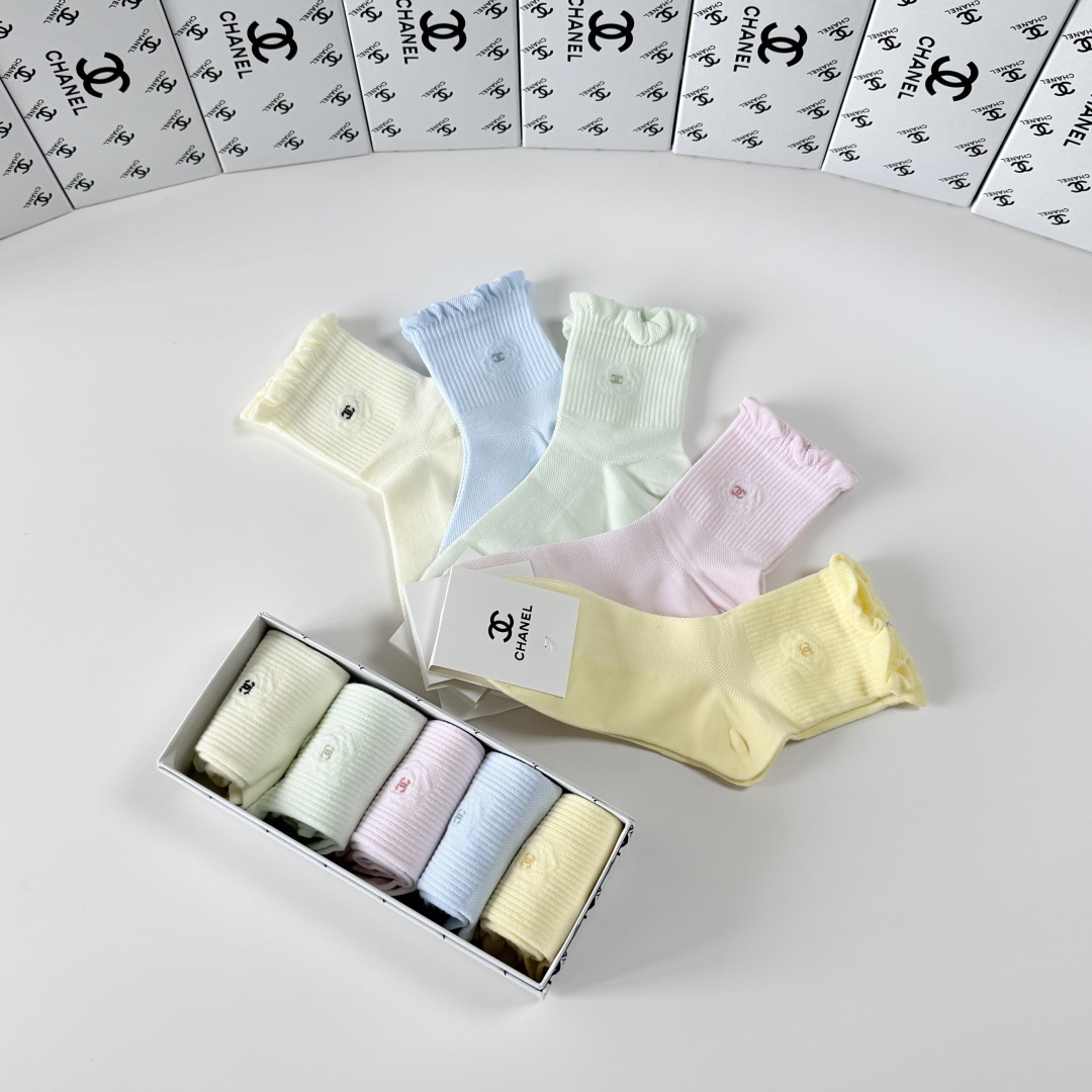 💛配专柜包装Chanel（香奈儿）新款中长款堆堆袜袜子！一盒五双，专柜同步筒袜袜子，💛大牌出街，潮人必备