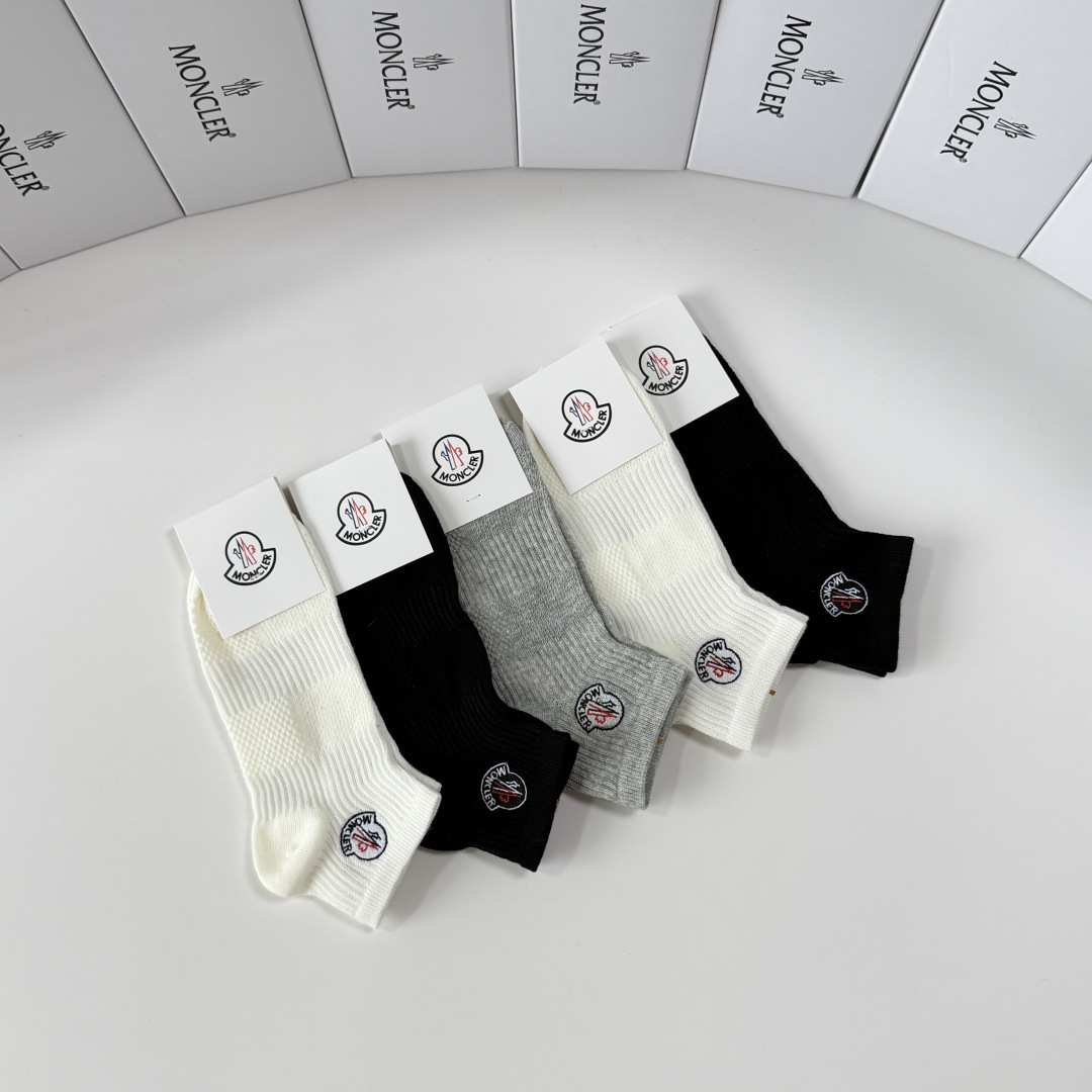 💛配包装MONCLER（蒙口）新款经典刺绣中短款堆堆袜袜子！一盒五双， 专柜同步筒袜袜子，💛大牌出街，潮
