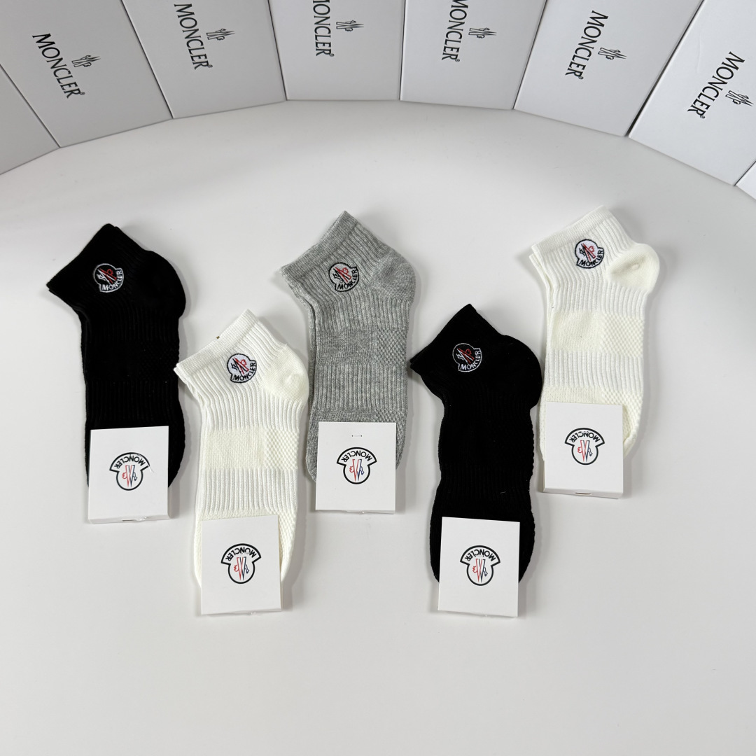 💛配包装MONCLER（蒙口）新款经典刺绣中短款堆堆袜袜子！一盒五双， 专柜同步筒袜袜子，💛大牌出街，潮