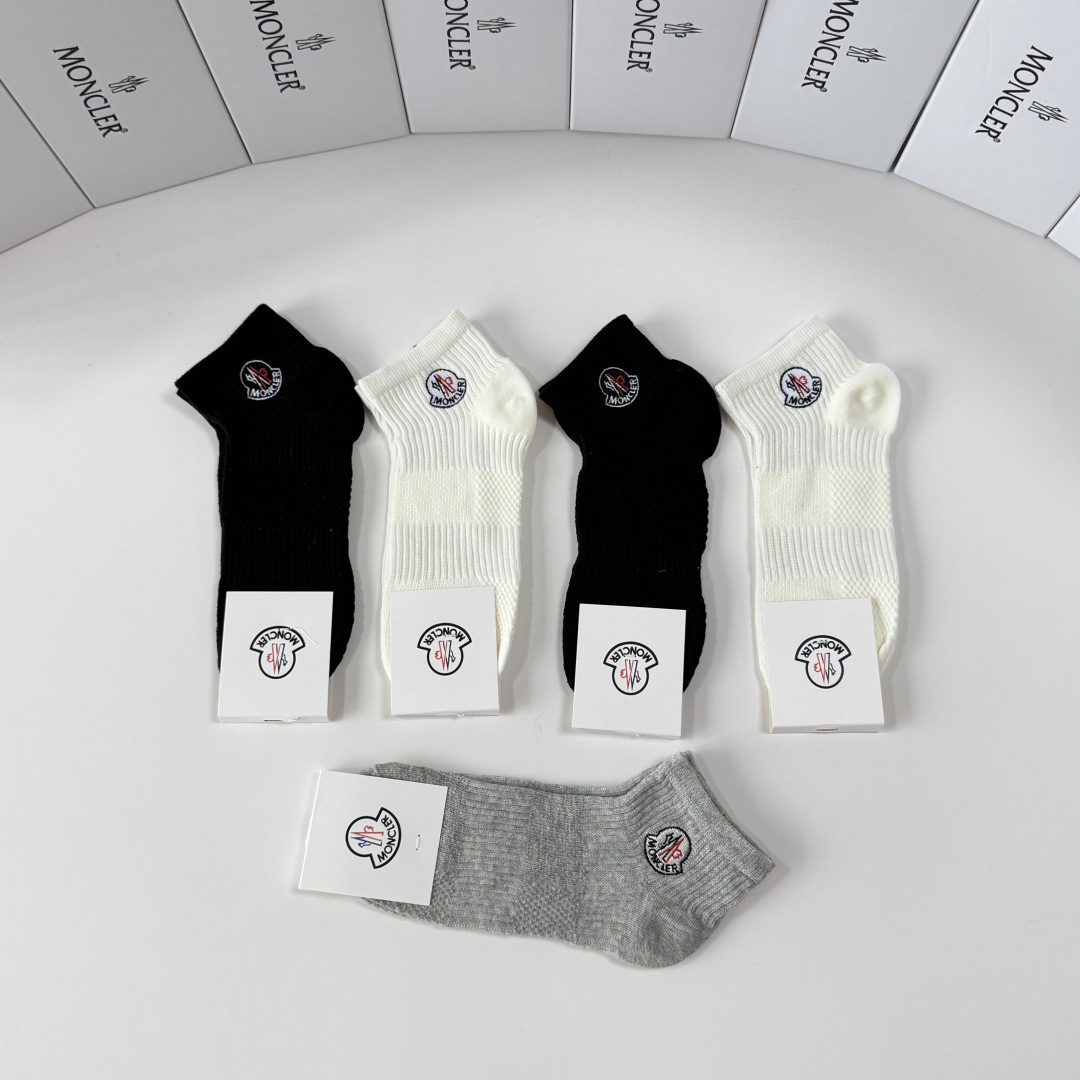 💛配包装MONCLER（蒙口）新款经典刺绣中短款堆堆袜袜子！一盒五双， 专柜同步筒袜袜子，💛大牌出街，潮