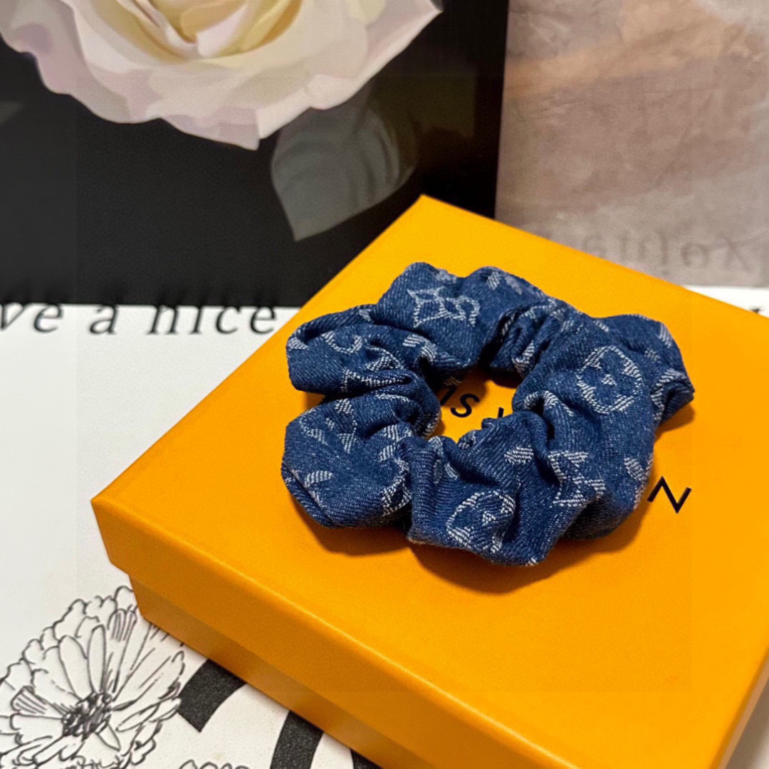 NO:852797,Specially equipped with counter packaging, LV (Louis Vuitton)'s latest dark pattern hair tie, little fairies can get it now. Special material, no hair, salty or sweet ~ hairpins, hairpins, louis vuitton, louis vuitton, hairpins19860909特 配专柜包装 LV（路易威登）最新暗纹发圈 小仙女快入手 特殊材质 不嘞头 可盐可甜～发夹,发夹,louis vuitton,louis vuitton,hairpins,accessory
