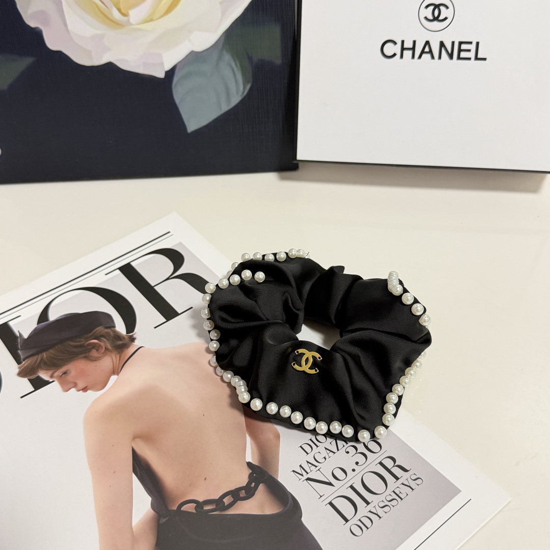 NO:852818,Special (single) with complete packaging Chanel (Chanel) popular small fragrance hair tie, shipped from the counter. It looks very high-end at first glance. It is super versatile. You must keep your own hairpins, hairpins, chanel, chanel, hairpins.19860909特（单个）配全套包装 Chanel（香奈儿）爆款小香风发圈,专柜款出货 一看就特别高档 超级百搭 必须自留发夹,发夹,chanel,chanel,hairpins,accessory