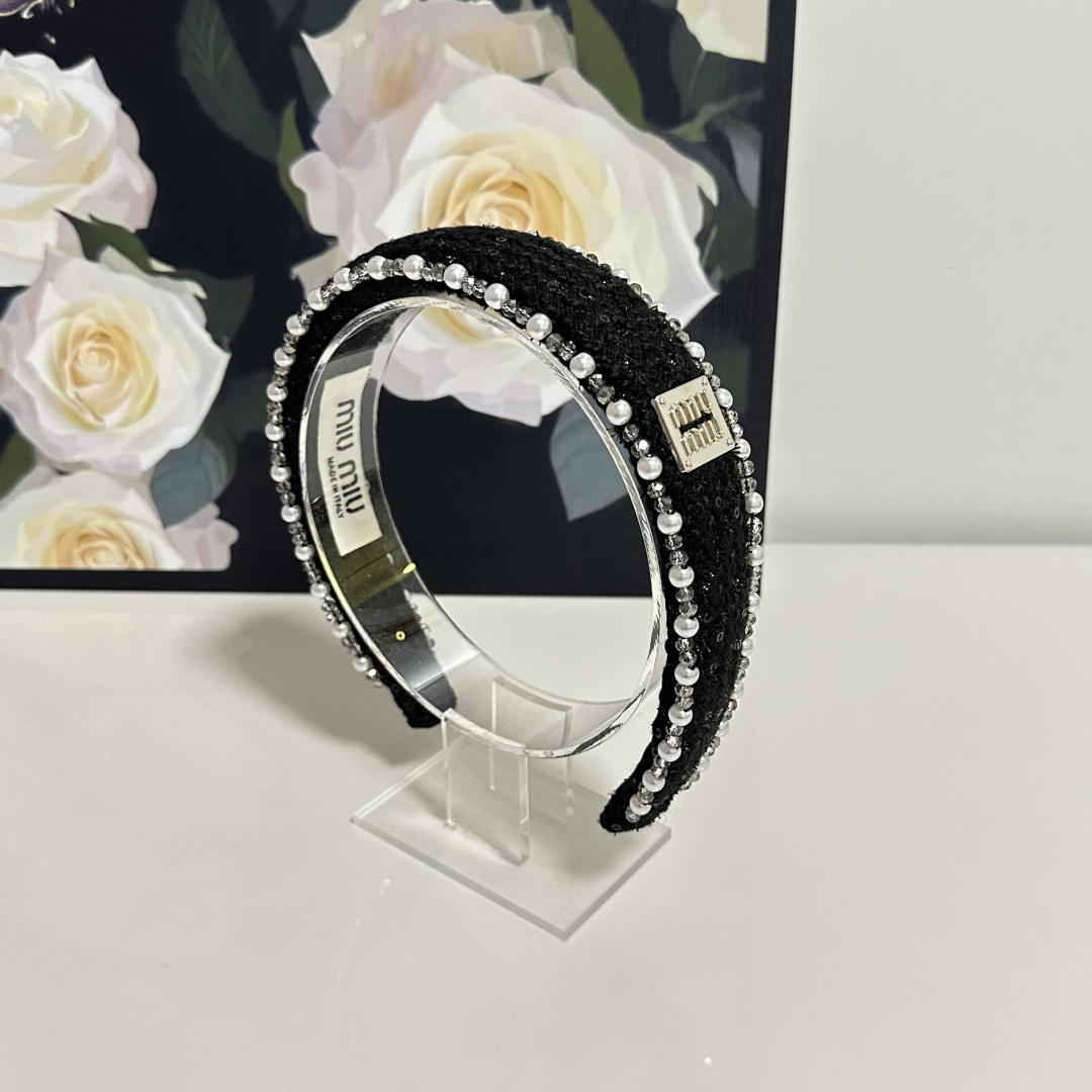 NO:852843,Specially equipped with counter packaging, MiuMiu's latest hairbands. Little fairies can get it now. Special material. No hair. Can be salty or sweet ~ hairpins, hairpins, miumiu, hairpins19860909特 配专柜包装 MiuMiu（缪缪）最新发箍 小仙女快入手 特殊材质 不嘞头 可盐可甜～发夹,发夹,miumiu,hairpins,accessory