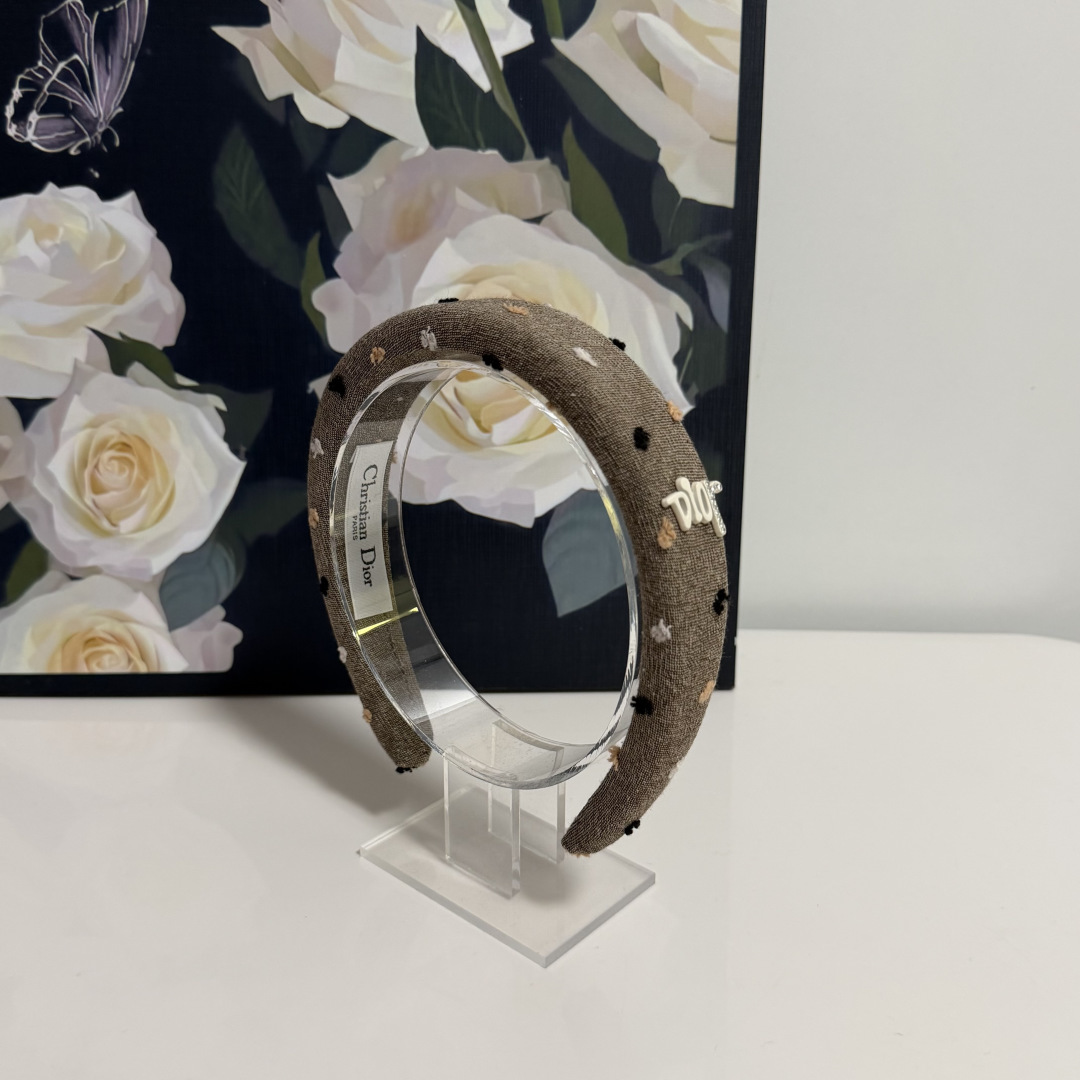 NO:852680,Specially equipped with counter packaging, DIOR's latest hairbands. Little fairies can get it now. Special materials. No hair. Can be salty or sweet ~ hairpins, hairpins, dior, dior, hairpins19860909特 配专柜包装 DIOR（迪奥）最新发箍 小仙女快入手 特殊材质 不嘞头 可盐可甜～发夹,发夹,dior,dior,hairpins,accessory