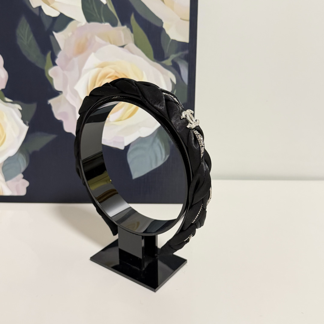 NO:852685,Specially equipped with counter packaging, Chanel's latest hairbands. Little fairies can get it now. Special materials. No hair. Can be salty or sweet ~ hairpins, hairpins, chanel, chanel, hairpins19860909特 配专柜包装 Chanel（香奈儿）最新发箍 小仙女快入手 特殊材质 不嘞头 可盐可甜～发夹,发夹,chanel,chanel,hairpins,accessory