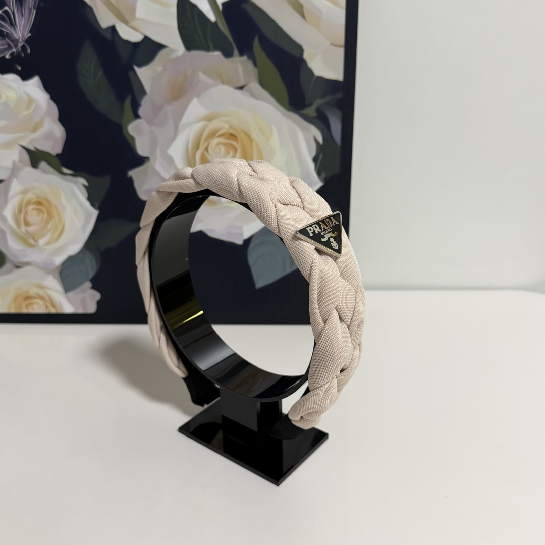 NO:852690,Specially equipped with counter packaging, Prada's latest hairbands. Little fairies can get it now. Special materials, no hair, salty or sweet ~ hairpins, hairpins, prada, prada, hairpins19860909特 配专柜包装 Prada（普拉达）最新发箍 小仙女快入手 特殊材质 不嘞头 可盐可甜～发夹,发夹,prada,prada,hairpins,accessory