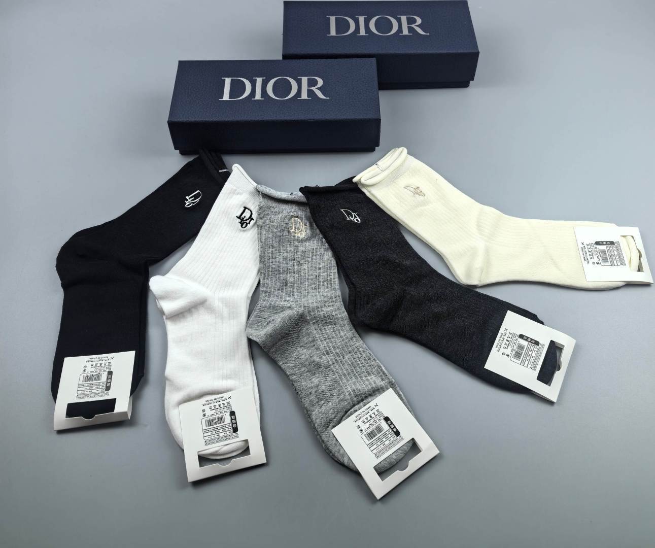 💛配包装DIOR（迪奥）新款经典刺绣中长款堆堆袜袜子！一盒五双， 专柜同步筒袜袜子，💛大牌出街，潮人必备