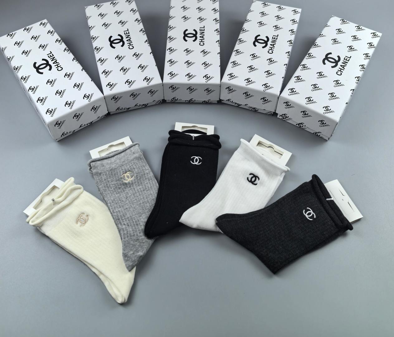 💛配包装Chanel（香奈儿）新款经典刺绣中长款堆堆袜袜子！一盒五双， 专柜同步筒袜袜子，💛大牌出街，潮