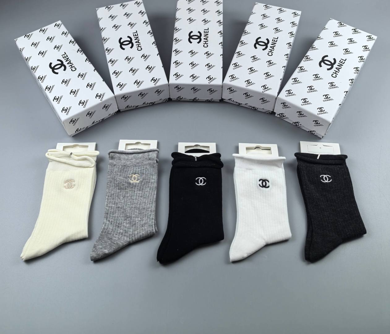 💛配包装Chanel（香奈儿）新款经典刺绣中长款堆堆袜袜子！一盒五双， 专柜同步筒袜袜子，💛大牌出街，潮