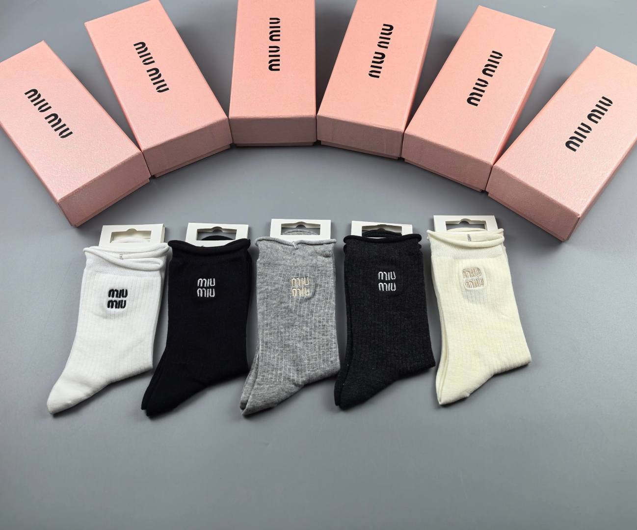 NO:850316,Special packaging MIUMIU's new classic embroidered mid-length pile socks!  Five pairs in a box, counter-synchronized tube socks, big brands out on the street, must-haves for fashionistas, super easy to match. Socks, stockings, socks, miumiu, socks19860909特 配包装 MIUMIU（缪缪）新款经典刺绣中长款堆堆袜袜子！一盒五双, 专柜同步筒袜袜子,大牌出街,潮人必备超好搭.袜子,丝袜,袜子,miumiu,socks,accessory