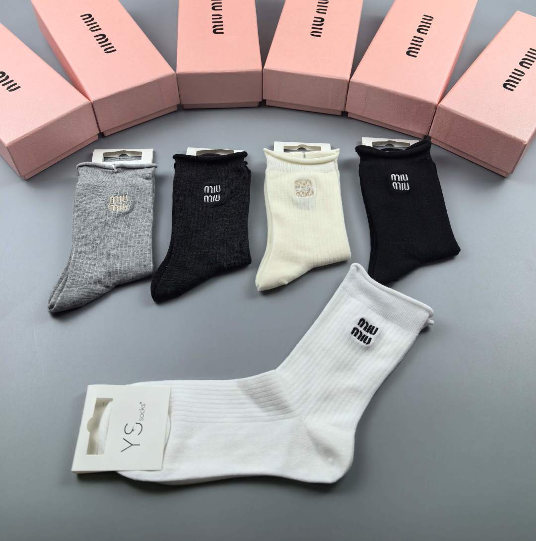 💛配包装MIUMIU（缪缪）新款经典刺绣中长款堆堆袜袜子！一盒五双， 专柜同步筒袜袜子，💛大牌出街，潮人