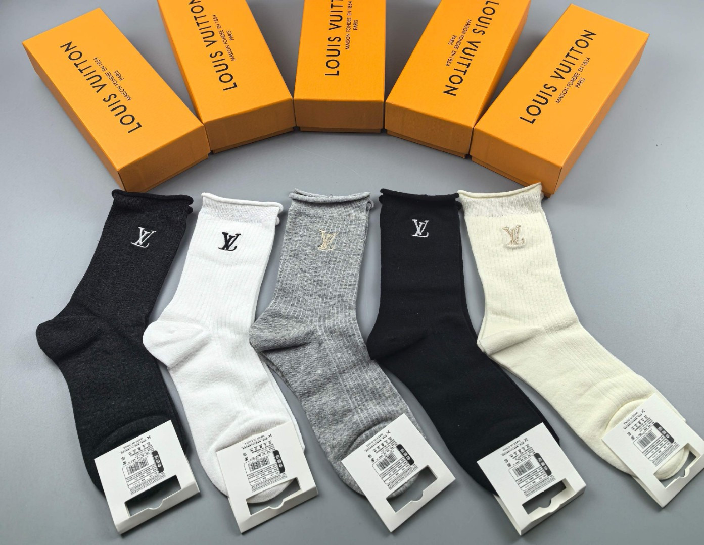 💛配包装LV（路易威登）新款经典刺绣中长款堆堆袜袜子！一盒五双， 专柜同步筒袜袜子，💛大牌出街，潮人必备