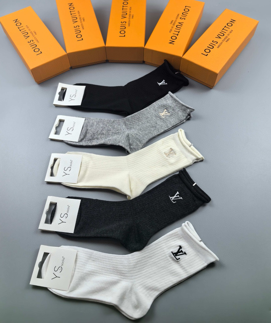 NO:850325,Specially packaged LV (Louis Vuitton) new classic embroidered mid-length pile socks!  Five pairs in a box, counter-synchronized tube socks, big brands out on the street, a must-have for fashionistas, super easy to match. Socks, stockings, socks, louis vuitton, louis vuitton, socks19860909特 配包装 LV（路易威登）新款经典刺绣中长款堆堆袜袜子！一盒五双, 专柜同步筒袜袜子,大牌出街,潮人必备超好搭.袜子,丝袜,袜子,louis vuitton,louis vuitton,socks,accessory
