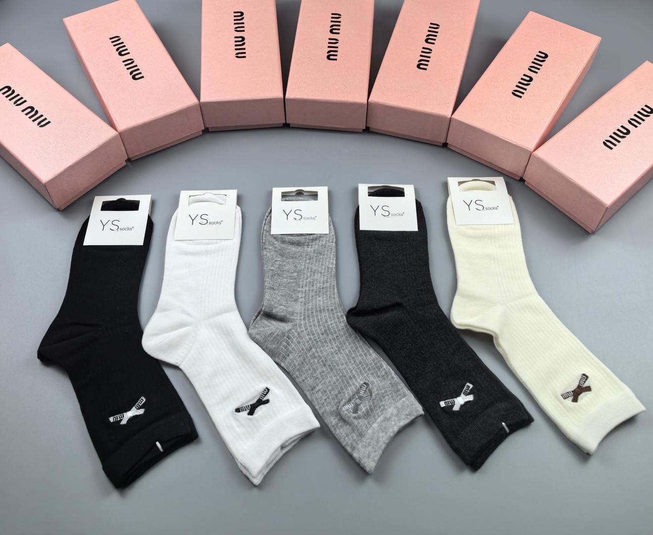 NO:850335,Special packaging MIUMIU's new classic embroidered mid-length pile socks!  Five pairs in a box, counter-synchronized tube socks, big brands out on the street, must-haves for fashionistas, super easy to match. Socks, stockings, socks, miumiu, socks19860909特 配包装 MIUMIU（缪缪）新款经典刺绣中长款堆堆袜袜子！一盒五双, 专柜同步筒袜袜子,大牌出街,潮人必备超好搭.袜子,丝袜,袜子,miumiu,socks,accessory
