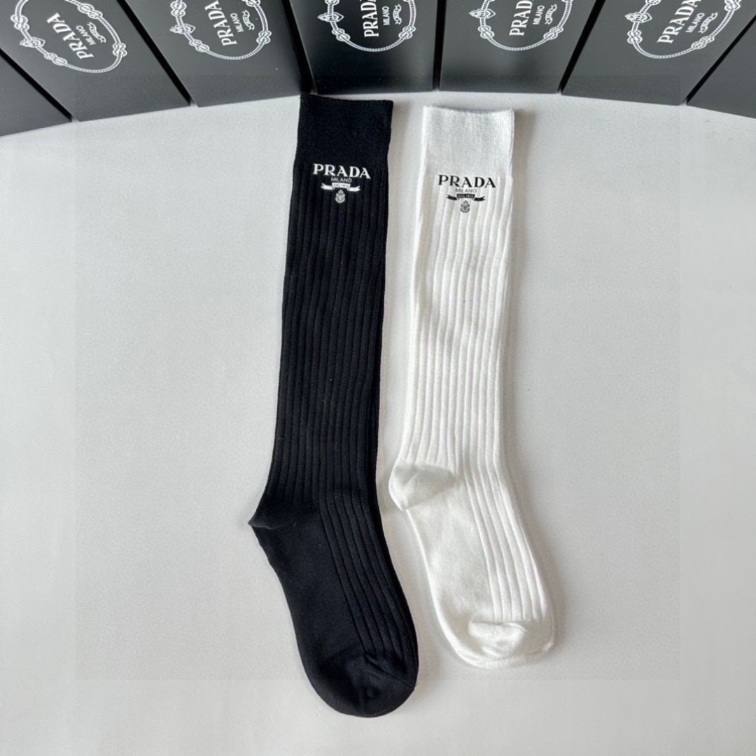 💛配包装PRADA（普拉达）爆款出货 新款轻奢及膝小腿袜堆堆袜袜子🧦！一盒两双（颜色任选）专柜同步筒袜袜