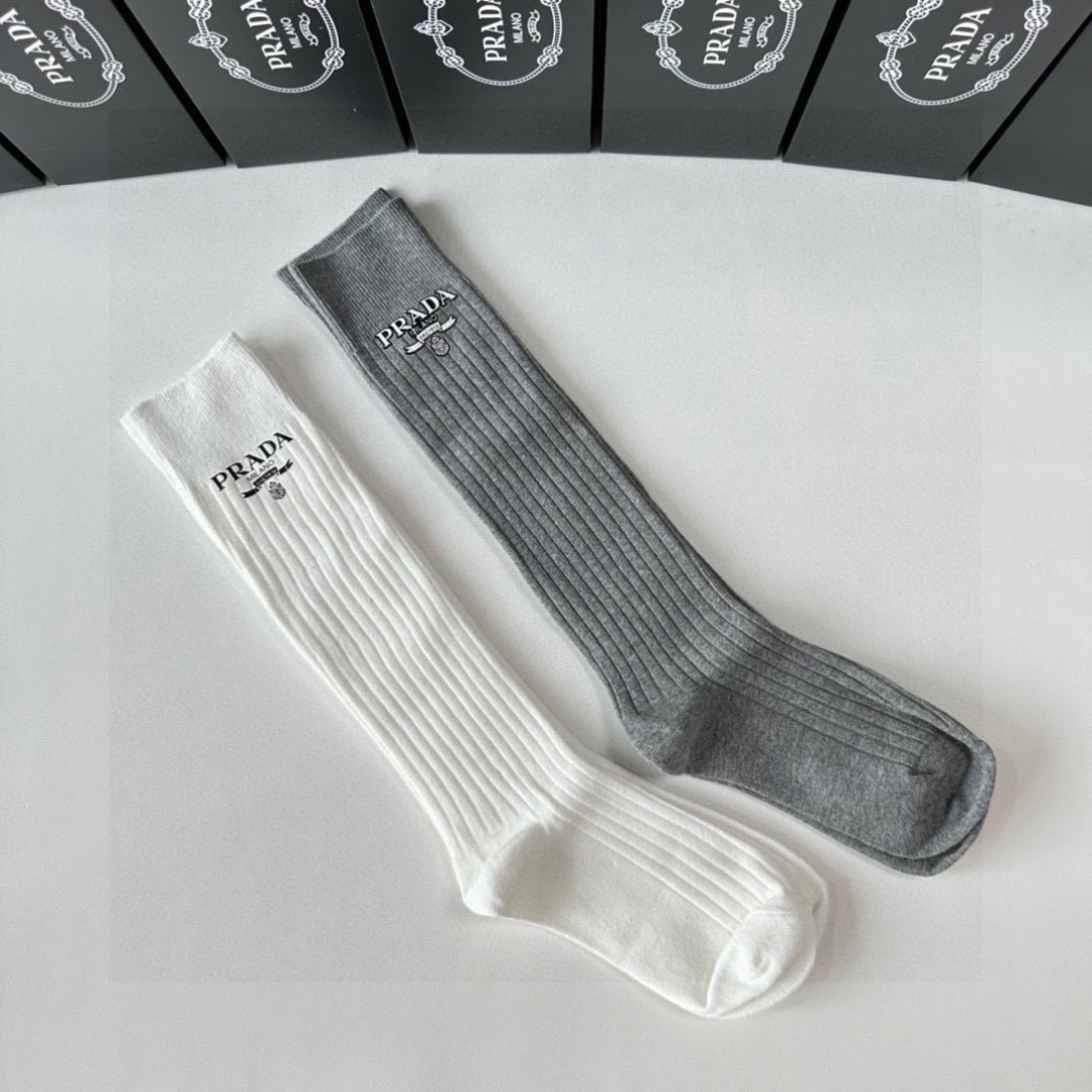 💛配包装PRADA（普拉达）爆款出货 新款轻奢及膝小腿袜堆堆袜袜子🧦！一盒两双（颜色任选）专柜同步筒袜袜