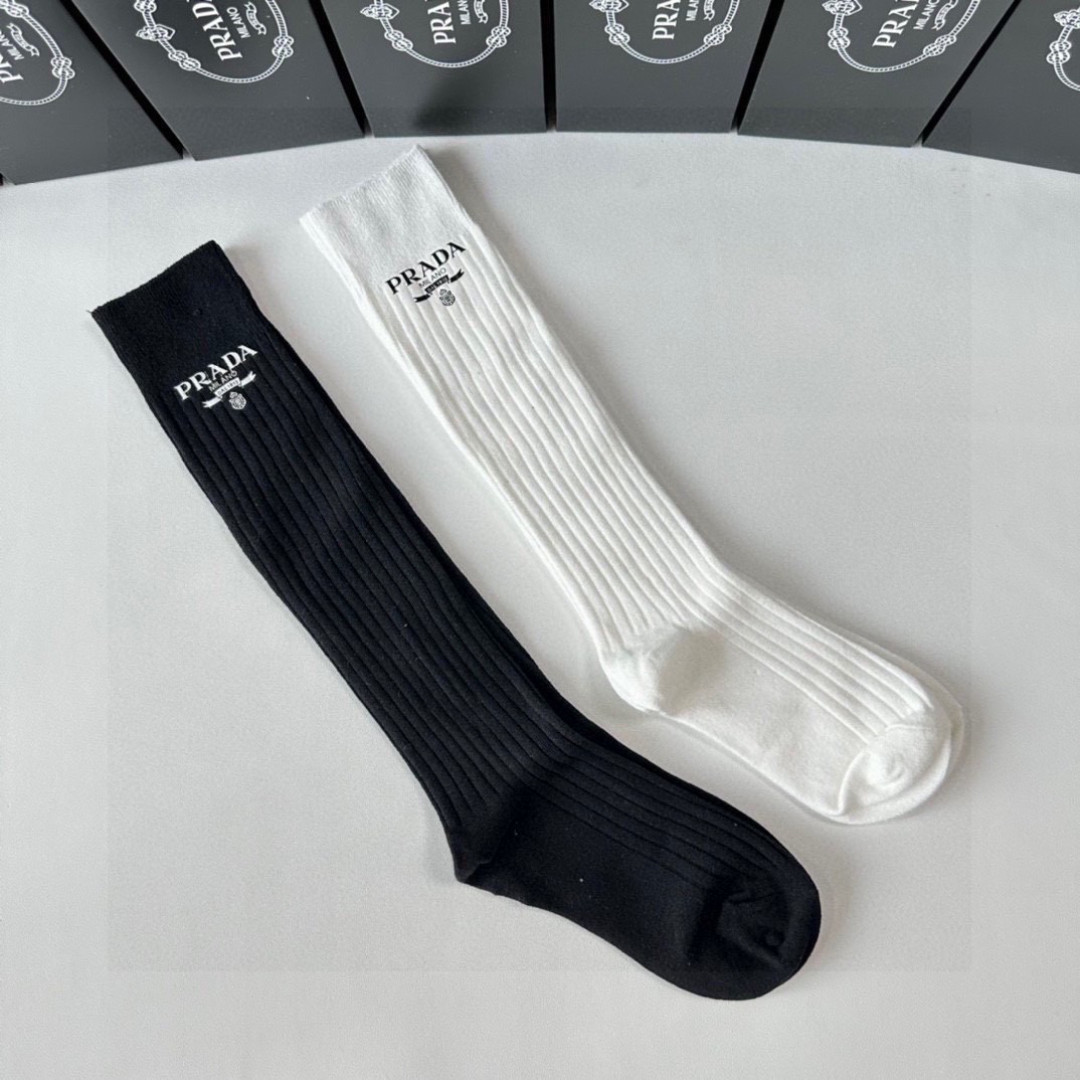 💛配包装PRADA（普拉达）爆款出货 新款轻奢及膝小腿袜堆堆袜袜子🧦！一盒两双（颜色任选）专柜同步筒袜袜