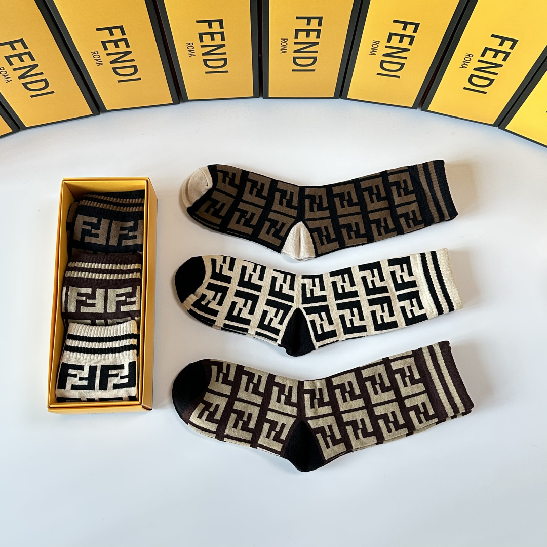 💛配包装FENDI（芬迪）新款经典中长款堆堆袜袜子！一盒3双， 专柜同步筒款袜子，💛大牌出街，潮人必备。